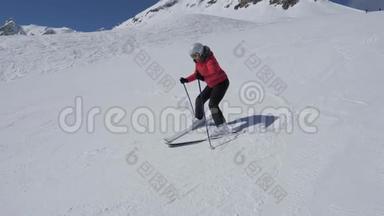 滑雪<strong>女新手</strong>在滑雪坡上向右转向左转并几乎没有跌倒