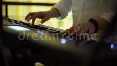 键盘玩家在聚会上玩
