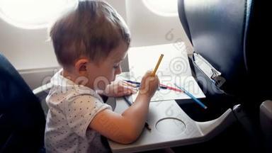 在飞<strong>机上</strong>，一个微笑的小男孩在飞<strong>机上</strong>的乘客座位上