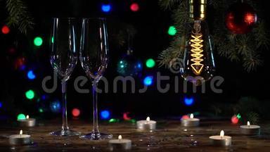 两杯正在倒香槟的桌上都是点着灯泡的喜庆气氛. 慢动作