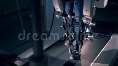 在模拟器中行走的残障人士腿的慢动作镜头