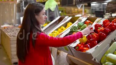 年轻女人在商店货架上选择辣椒。