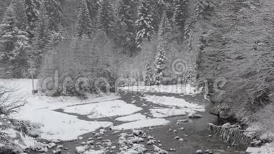 降雪过程中的<strong>山区河流</strong>手持拍摄。