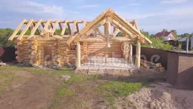 正在施工的木屋框架俯视图.. 剪辑。 用木头建造的乡村木屋正处于