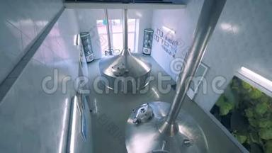 啤酒<strong>厂里</strong>有两个集装箱。 钢制发酵容器。