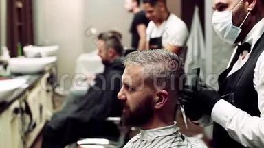 希普斯特男士客户拜访理发店的<strong>发型师</strong>和<strong>发型师</strong>。 慢动作。