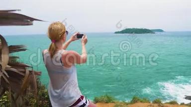 旅游女孩与一个岛屿到大海的海景拍照。 热带岛屿的旅游和旅游。