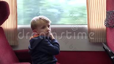 火车上疲倦的<strong>孩子</strong>望着窗户<strong>唱歌</strong>