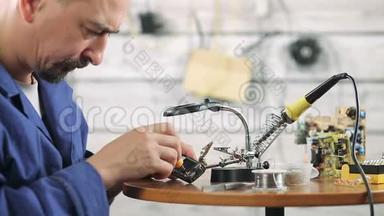 这位工程师正在修理旧手机