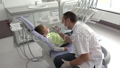 年轻医生咨询小孩，友好牙医和可爱小孩的画像