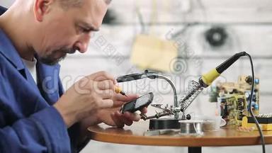 这位工程师正在修理旧手机