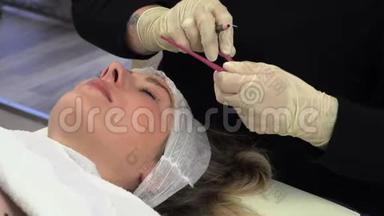 美容师在化妆室做深色头发的微白手术