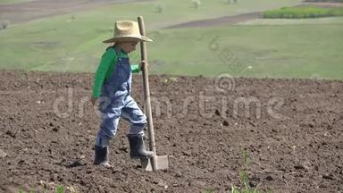 用锄头逗孩子玩农帽园艺，完成工作