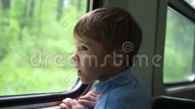 这个男孩坐火车旅行，<strong>望</strong>着<strong>窗外</strong>，看着<strong>窗外</strong>移动的物体。 旅行与