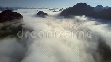 从山顶<strong>高空</strong>飞行，可以看到白色的雾云