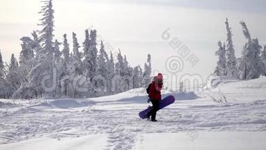 在寒假的时候，一个带着沉重的滑雪板到山顶的活泼的年轻女人。 慢动作。 3840x2160，4k