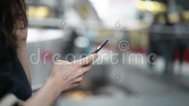 无法辨认的女人在德国使用她的智能手机