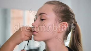 专业化妆师梳理客户眉毛。 美，形象和时尚理念..