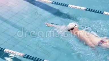 泳镜和泳帽的高角度欧洲游泳者在游泳池的跑道上漂浮