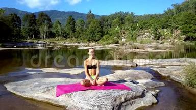 女孩在河边和<strong>远山</strong>间休息做瑜伽