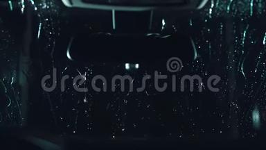 水滴沿着挡风玻璃流下。 一辆挡风玻璃汽车的内景。 深黑色电影画面.. 进程阶段