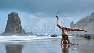 夏季日出瑜伽课程，在美丽的普拉亚德拉提塔海滩，观赏大西洋和蓬塔罗亚岩-