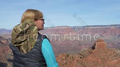 女徒步旅行者从观察点欣赏大峡谷的神奇景色
