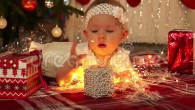 美丽的小女孩穿着白色连衣裙躺在地板上的<strong>节日</strong>圣诞树和许多礼物。 1920x1080
