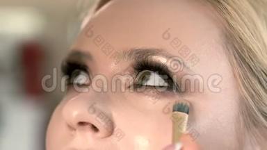 化妆师用刷子粉底液粉做模型应用。 化妆底座特写质感.. 女人的脸