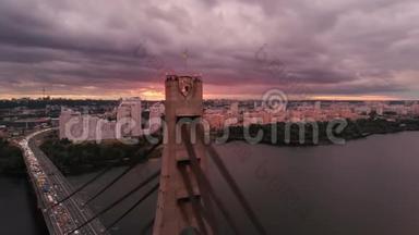 日落时分在Dnipro河上悬挂三角绳的汽车桥