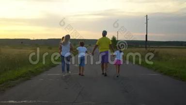 成熟的父母带着三个孩子在<strong>农村</strong>沿路走。 幸福的家庭在大自然中玩得很开心。 <strong>旅游</strong>、<strong>旅游</strong>、徒步旅行