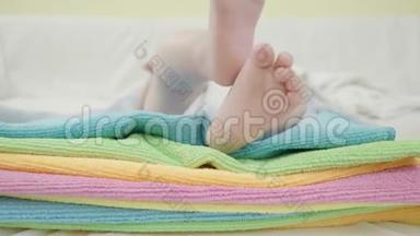 婴儿的<strong>脚掌</strong>在五颜六色的毛巾上