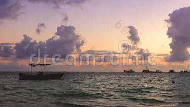 加勒比海的金色海洋日出和船只。 多米尼加共和国蓬塔·卡纳