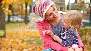 家庭价值观：日落时母亲与女儿拥抱的肖像。 关门