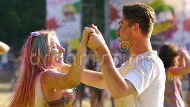 在夏季的传统节日里，两位情人在人群中跳舞
