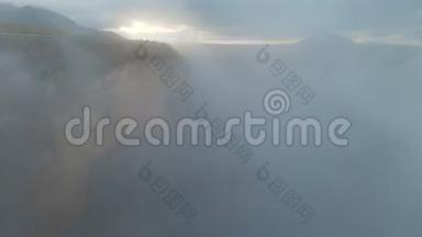 鸟瞰穿过云层的通道，进入山路附近的山谷。 北高加索