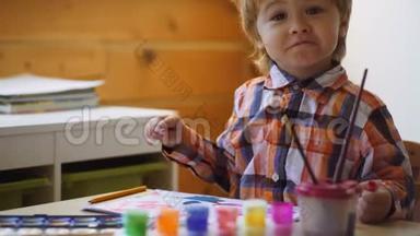 可爱，认真专注的男孩绘画。 可爱的小男孩在他的相册里画画。 <strong>幼儿教育</strong>概念