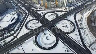 冬季汽车交通高速公路立交桥。 高速公路交汇处的航空汽车
