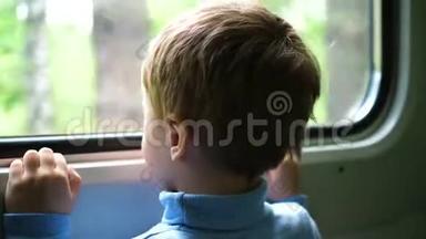 这个男孩坐火车旅行，望着<strong>窗外</strong>，看着<strong>窗外</strong>移动的物体。 旅行与