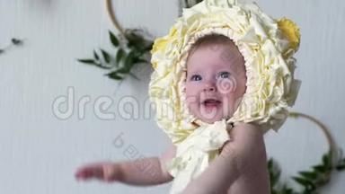 在摄影特写镜头上，身着黄色头饰的快乐<strong>婴儿</strong>在镜头前摆姿势