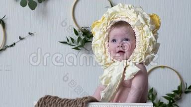 微笑的幼儿戴着头饰，坐在摄影特写镜头的木制姿势上