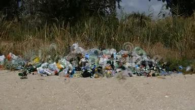 在海边的海滩上撒了垃圾。 空用过的脏塑料瓶。 肮脏的海洋沙质海岸黑海