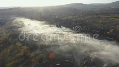 飞越特兰西瓦尼亚的一个村庄。 空中无人机观清晨雾霾，大雾.. 罗马尼亚马纳斯提雷尼