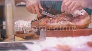 未知男子切割贾蒙腿，著名的西班牙特产，在美卡多中央或中央市场。 西班牙巴伦西亚
