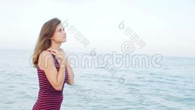 <strong>浪漫</strong>的女孩走在海滩上，年轻的女人在海边享受海浪和<strong>风</strong>的声音，概念暑假，生活