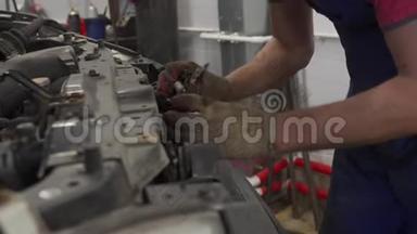 汽车机械师更换发动机阀盖锁