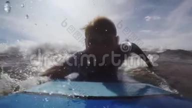年轻的冲浪者在巴厘岛的海洋中乘风破浪，奋起冲浪。 POV