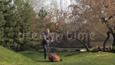 成年男子电动割草机，割草机。 园丁修剪花园