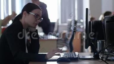 <strong>压力管理</strong>，疲惫的女商人戴着眼镜，一边拿着铅笔一边用电脑坐在办公桌前