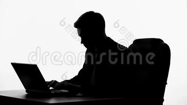黑白剪影的人在笔记本电脑上阅读好消息，成功的结果